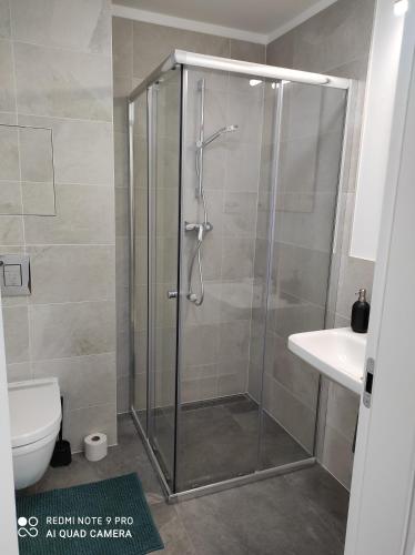 une salle de bains avec douche, toilettes et lavabo dans l'établissement Blumental, à Staré Mesto
