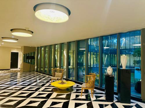 Χώρος καθιστικού στο The Nishat Hotel Johar Town