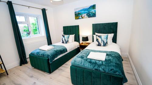 Voodi või voodid majutusasutuse Easy 2 Manage Brand New 4 BRH, 3Bath Home Slough for 8 Guests Free Parking toas