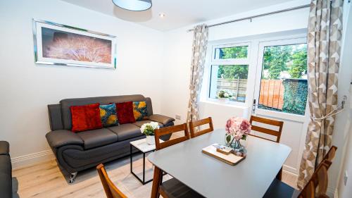 Istumisnurk majutusasutuses Easy 2 Manage Brand New 4 BRH, 3Bath Home Slough for 8 Guests Free Parking