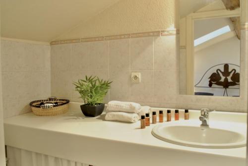un comptoir de salle de bain avec un lavabo et un miroir dans l'établissement Le Napoléon 3P SAM1437, à Cannes
