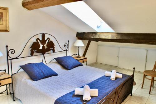 - une chambre avec un lit doté de draps bleus et d'oreillers bleus dans l'établissement Le Napoléon 3P SAM1437, à Cannes