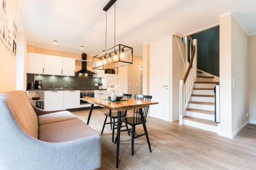 eine Küche und ein Wohnzimmer mit einem Tisch und einer Couch in der Unterkunft Backhaus 2 in Staberdorf