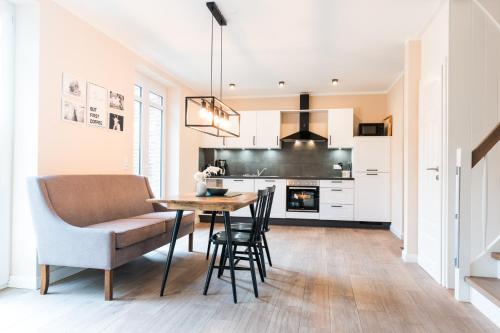 eine Küche und ein Esszimmer mit Tisch und Stühlen in der Unterkunft Backhaus 2 in Staberdorf