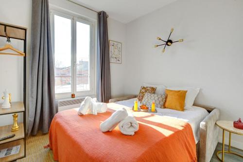 une chambre avec un lit avec des serviettes dessus dans l'établissement Bluestay 139 - Charming apartment, à Bagnolet