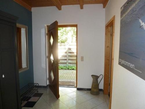 a hallway with a door leading into a room at Quartier 10 HA10 in Sögel