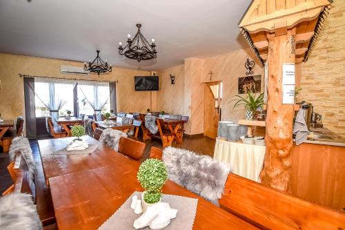 a living room with a couch and a table at Marysieńka Pokoje Hrube Wyżne 12A in Zakopane