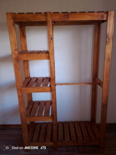 a wooden book shelf with wooden steps at Lo de tina in Florencio Varela