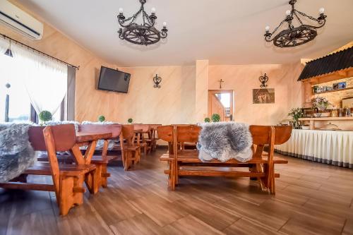 a dining room with a table and chairs at Marysieńka Pokoje Hrube Wyżne 12A in Zakopane