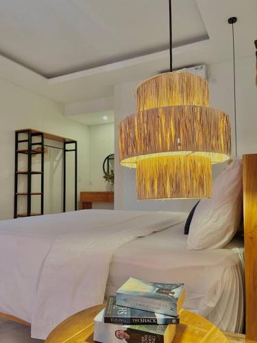 ein Schlafzimmer mit einem Bett und einem Tisch mit Büchern in der Unterkunft Best Location! 2BR Canggu Villa, 5 Mins to Beach & Hotspots in Canggu