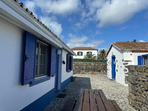 einen Weg zwischen zwei Gebäuden mit blauen Türen in der Unterkunft Vacas Felizes Villas in Ribeira Grande