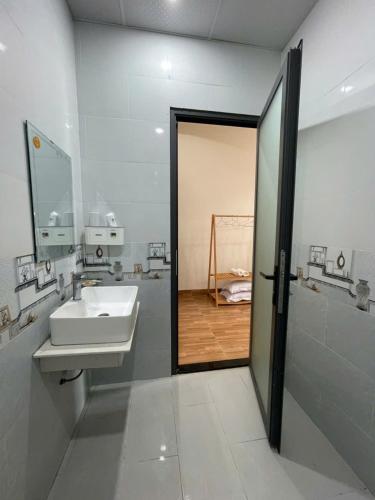 a bathroom with a sink and a mirror at Hà Linh Motel in Vung Tau