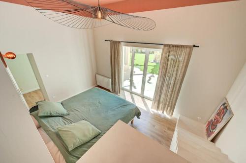 un salon avec un canapé et une fenêtre dans l'établissement Appartement neuf de 210 m2 en centre ville avec jardin, à Aix-en-Provence