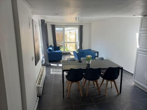 - un salon avec une table et quatre chaises dans l'établissement Appt T2 Parking Jardin N7 motte, à Tourcoing
