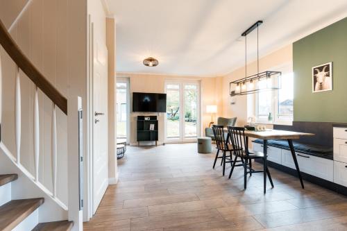 eine Küche und ein Esszimmer mit Tisch und Stühlen in der Unterkunft Backhaus 4 in Staberdorf