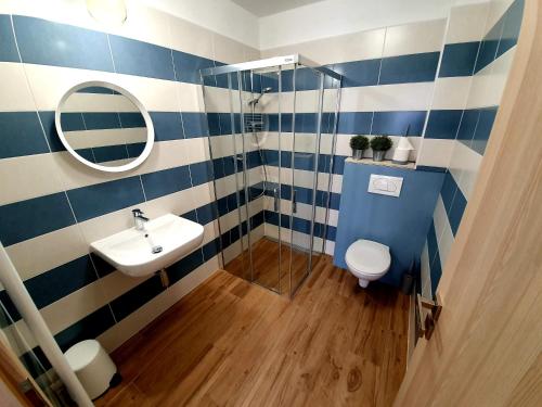 Koupelna v ubytování Apartmány Petrov, Baťův kanál