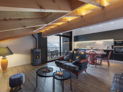 un salon avec un canapé et une table dans l'établissement Le savoisien - Apt n6 - BO Immobilier -Châtel Multipass 2025 en Été en option au tarif de 3 euro par jour et par personne, à Châtel