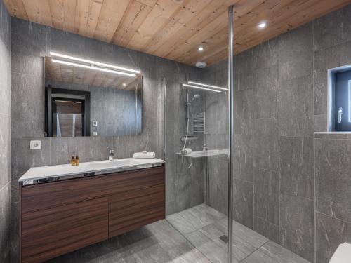 une salle de bain avec un lavabo et une douche dans l'établissement Le savoisien - Apt n6 - BO Immobilier -Châtel Multipass 2025 en Été en option au tarif de 3 euro par jour et par personne, à Châtel