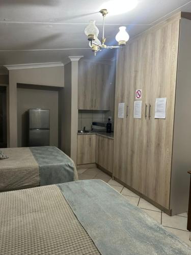 Ένα ή περισσότερα κρεβάτια σε δωμάτιο στο 9 wena Ave Guesthouse