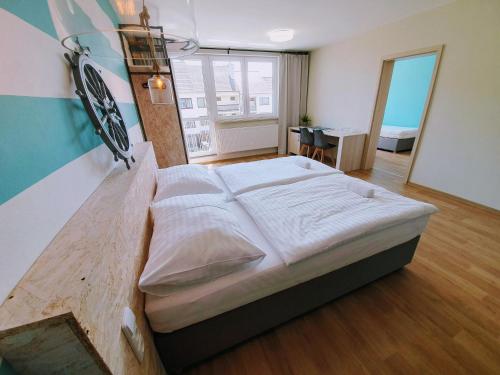 Postel nebo postele na pokoji v ubytování Apartmány Petrov, Baťův kanál