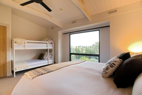 En eller flere senge i et værelse på Pinewood High Country Retreat - Lake Eildon Luxe