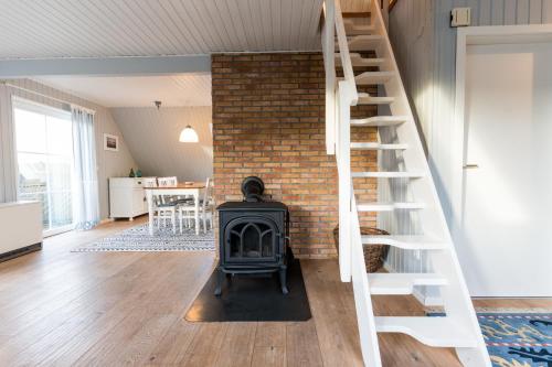 sala de estar con chimenea y pared de ladrillo en Inselhaus OG, en Staberdorf
