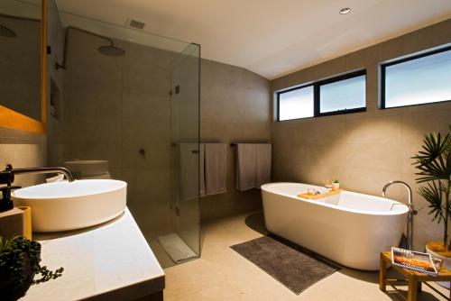 Et badeværelse på Pinewood High Country Retreat - Lake Eildon Luxe