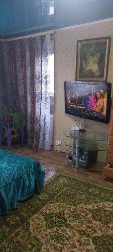 AlfërovoにあるКривой Рог на Заречном 4 квартира посуточноのベッドとテレビのあるリビングルーム