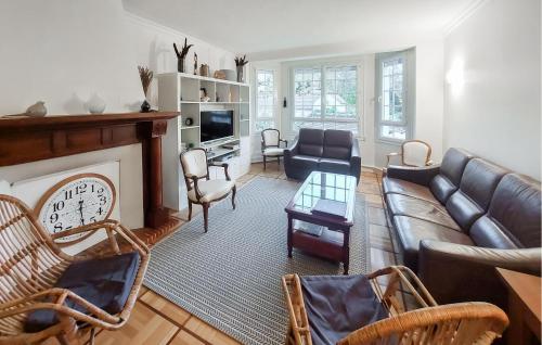 Μια τηλεόραση ή/και κέντρο ψυχαγωγίας στο Nice Home In Montrichard