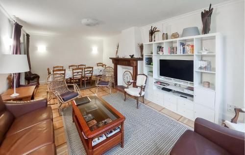 un salon avec un canapé et une télévision dans l'établissement Nice Home In Montrichard, à Montrichard