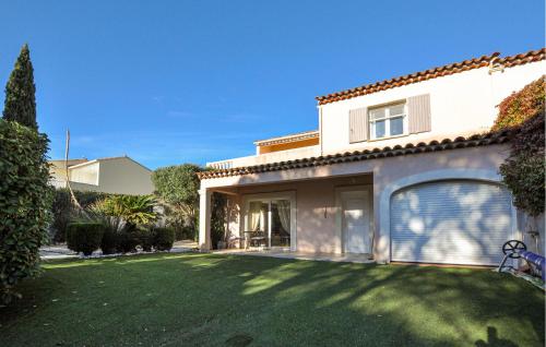 une maison avec une pelouse verte devant elle dans l'établissement Beautiful Home In Sainte Maxime, à Sainte-Maxime