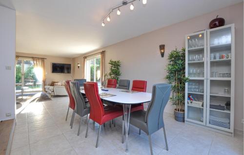 une salle à manger avec une table et des chaises dans l'établissement Beautiful Home In Sainte Maxime, à Sainte-Maxime