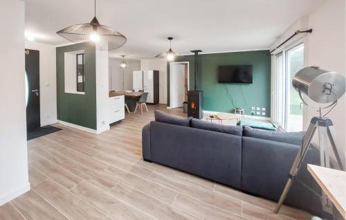 ein Wohnzimmer mit einem blauen Sofa und einem Tisch in der Unterkunft Beautiful Home In La Plaine Sur Mer in La Plaine-sur-Mer