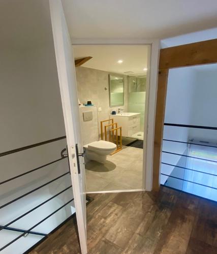 La salle de bains est pourvue de toilettes. dans l'établissement LAncien Chai, à Laroque