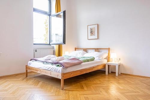 A bed or beds in a room at Near Danube & Millenium Tower - Massive Shared 4BR Apt