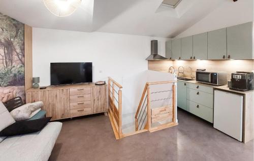 - une cuisine avec une télévision au-dessus d'un comptoir dans l'établissement Beautiful Apartment With Wifi, à Pornic