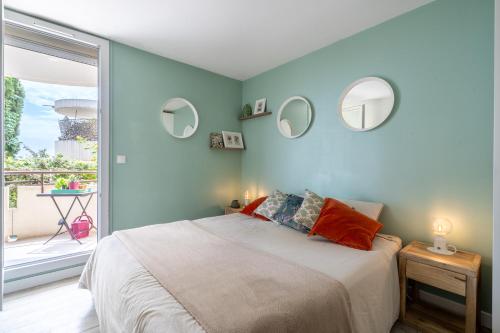 - une chambre dotée d'un lit avec des murs bleus et des miroirs dans l'établissement Superb 2 bedroom in Nice, à Nice