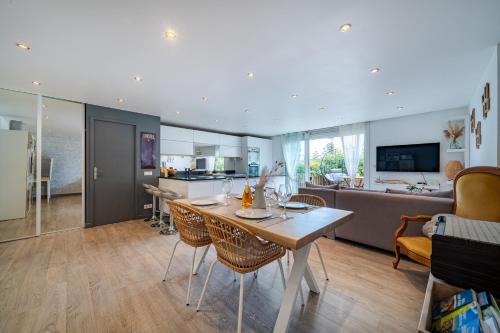 une cuisine et un salon avec une table et des chaises dans l'établissement Superb 2 bedroom in Nice, à Nice