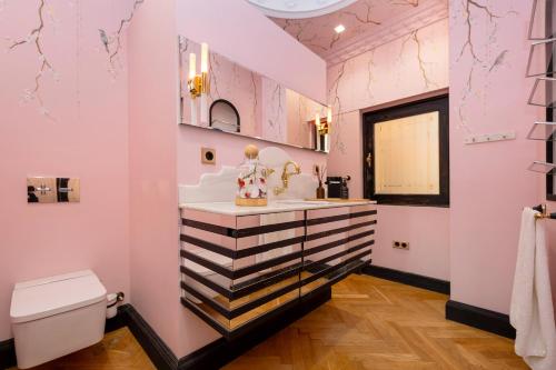 ChezmoiHomes Granada Gallery Loft
