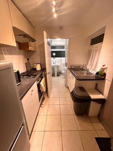 Kuchyň nebo kuchyňský kout v ubytování Visit Luton With This 2 BR Rental - Sleeps 6