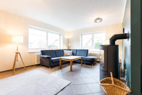 ein Wohnzimmer mit Couch und Ofen in der Unterkunft Omas Haus in Staberdorf