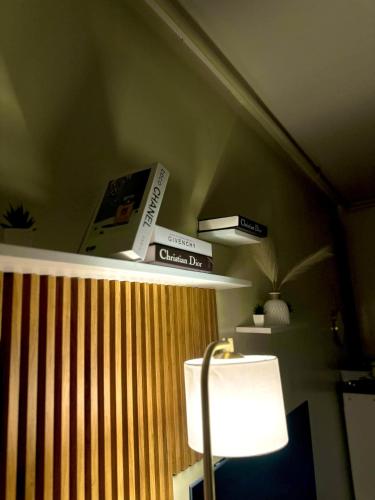 Μια τηλεόραση ή/και κέντρο ψυχαγωγίας στο Pitch Nook Staycation Near Enchanted Kingdom