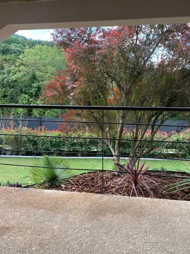 a black fence with plants in a garden at Appartement indépendant refait a neuf avec jacuzzi et terrasse privative proximité gare in Viarmes