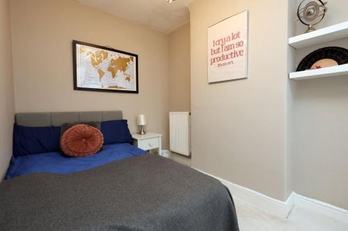 a bedroom with a bed and a picture on the wall at Spacious 2-Bed Cardiff Haven with Luxe Touches in Cardiff
