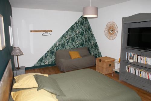 - une chambre avec un lit et un canapé avec une tente dans l'établissement Chambre aux portes de Chambord, à Huisseau-sur-Cosson