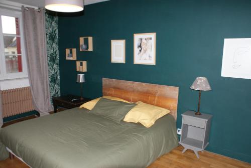 Huisseau-sur-CossonにあるChambre aux portes de Chambordの青い壁のベッドルーム1室(ベッド1台付)