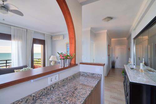 een grote keuken met een aanrecht en een spiegel bij Playa Bajondillo Terrace - Free Parking in Torremolinos