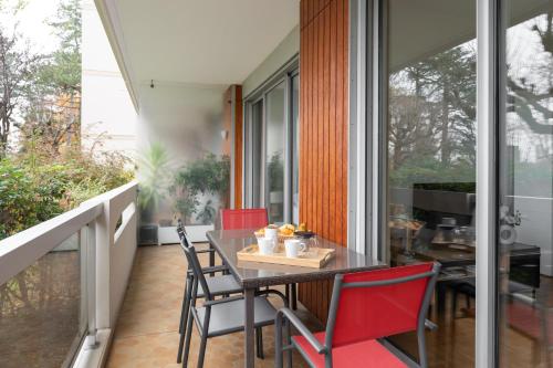une salle à manger avec une table et des chaises sur un balcon dans l'établissement Isatis - Superbe appt avec balcon, à Lyon