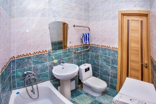 ノヴォシビルスクにあるNSK-Kvartirka, Apartment Marksa 19のバスルーム(白いトイレ、シンク付)