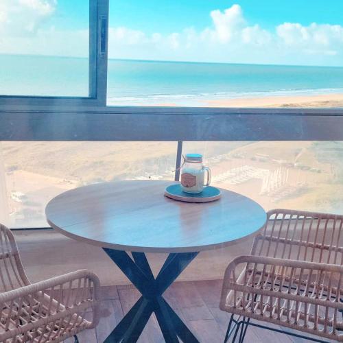- une table dans une chambre avec vue sur la plage dans l'établissement Studio face mer, à Saint-Jean-de-Monts